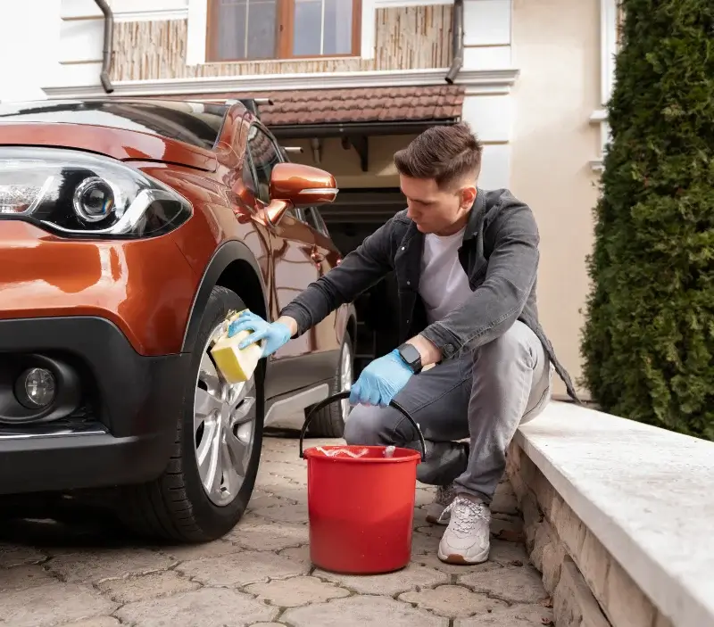 Lavage auto à domicile Harskirchen : professionnel intervenant sur un véhicule